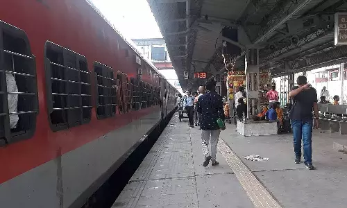 நிஜாமுதீன்-திருவனந்தபுரம் எக்ஸ்பிரஸ் ரெயிலில் திடீர் தீ: பயணிகள் அலறியடித்து ஓட்டம்