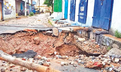ராட்சத குடிநீர் குழாய் வெடித்து 10 அடி ஆழத்துக்கு பள்ளம்- குடியிருப்புகளுக்குள் வெள்ளம் புகுந்தது