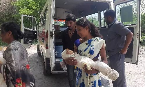 சாலை வசதி இல்லாததால் குழந்தை பிணத்தை 10 கிலோ மீட்டர் சுமந்து சென்ற பெற்றோர்