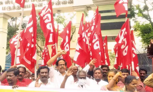 ஸ்டான்லி அரசு ஆஸ்பத்திரி முன்பு கம்யூனிஸ்டு கட்சியினர் ஆர்ப்பாட்டம்