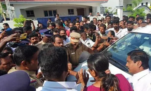 வருமான வரித்துறை அதிகாரிகளை தடுத்த விவகாரம் - கரூர் மாநகராட்சி கவுன்சிலர் உள்பட 3 பேர் கைது