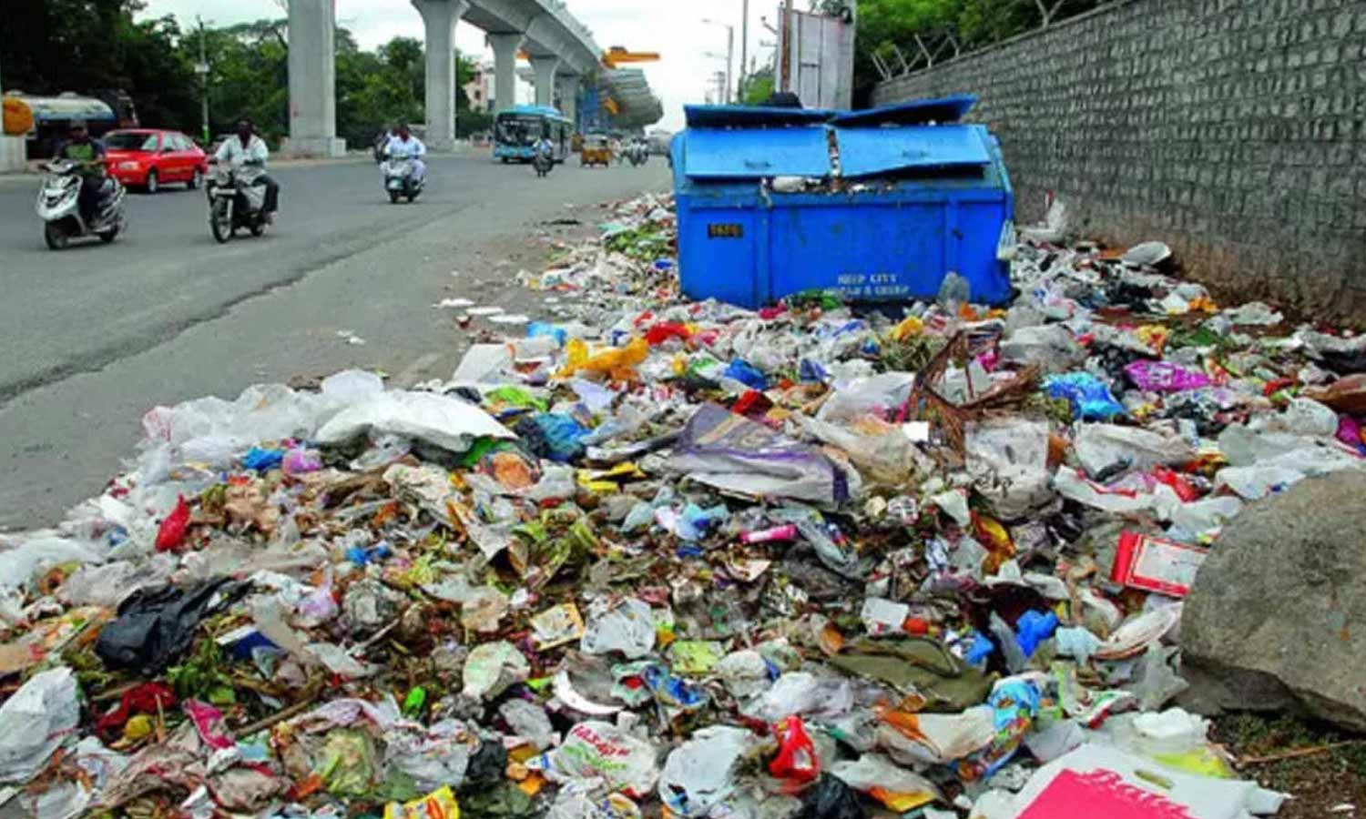 நிரம்பி வழியும் குப்பை தொட்டிகள்- பணியாளர்கள் வராததால் தேங்குவதாக தகவல்