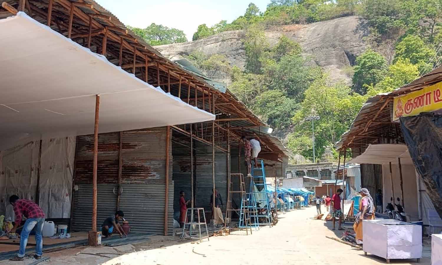 குற்றாலத்தில் சீசன் அறிகுறியால் கடைகளை தயார் செய்யும் வியாபாரிகள்