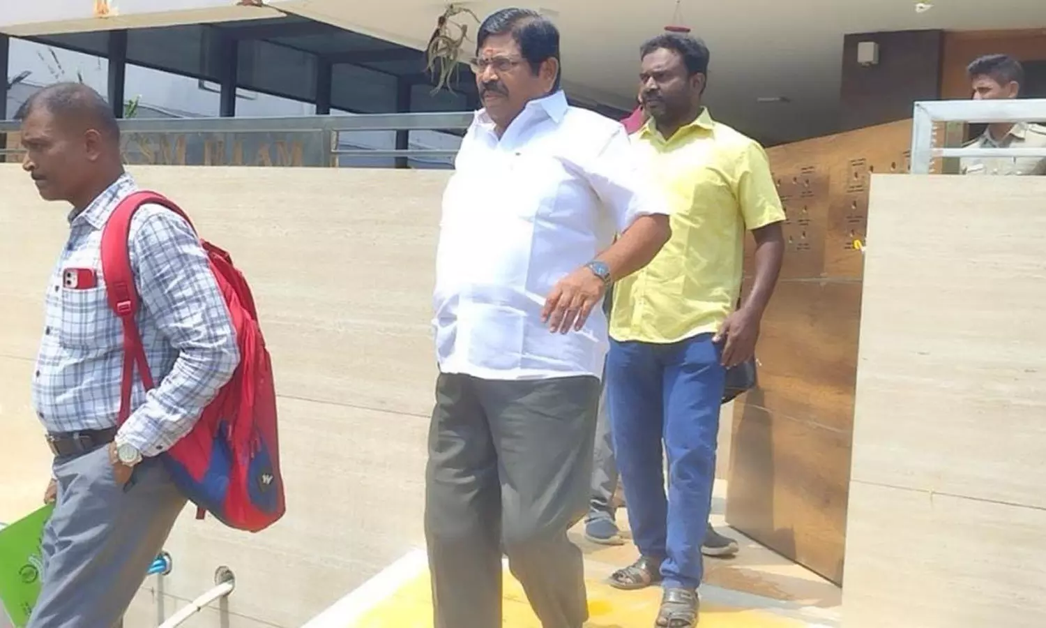 டாஸ்மாக் லாரி ஒப்பந்ததாரரை விசாரணைக்கு அழைத்து சென்ற அதிகாரிகள் டாஸ்மாக் லாரி ஒப்பந்ததாரரை விசாரணைக்கு அழைத்து சென்ற அதிகாரிகள்