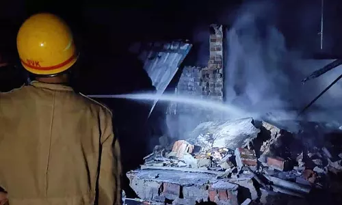 சிவகாசி அருகே மின்னல் தாக்கியதால் பட்டாசு ஆலையில் தீ