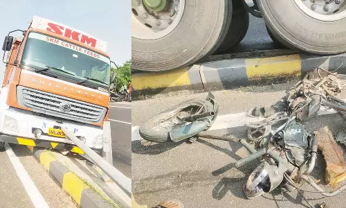 கரூர் அருகே இன்று காலை  மொபட் மீது லாரி மோதி தாத்தா-பேரன் பலி