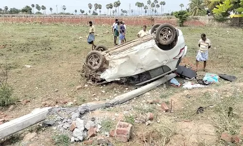 ஒட்டன்சத்திரம் அருகே தோட்டத்தில் புகுந்து  மின் கம்பத்தில் மோதிய கார்