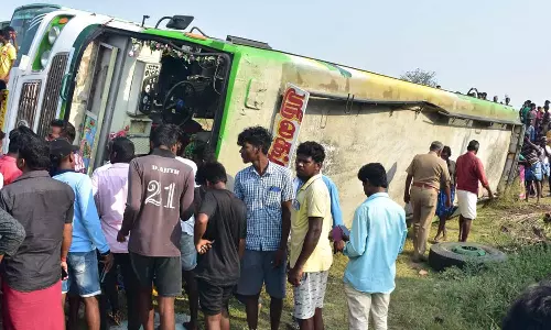 விழுப்புரம் அருகே இன்று காலை தனியார் பஸ் கவிழ்ந்து 30 பயணிகள் காயம்