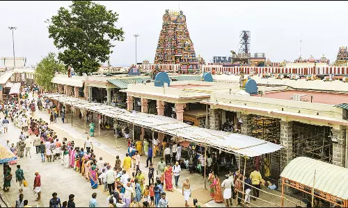 பழனி முருகன் கோவிலில் அலைமோதிய பக்தர்கள்: 2 மணி நேரம் காத்திருந்து தரிசனம்