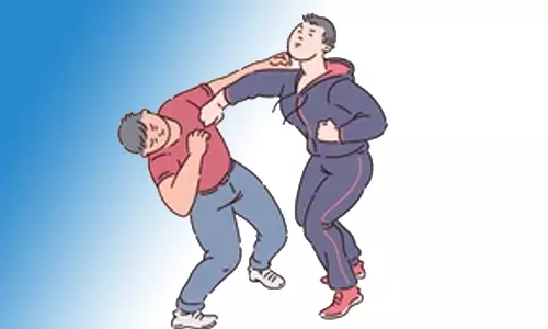 மின் கம்பத்தில் கட்டி வைத்து வாலிபர் மீது தாக்குதல்