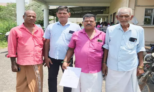 காராமணிக்குப்பத்தில்  சாலை விரிவாக்க பணியின் போது  இடிக்கப்பட்ட  கோவிலுக்கு பணம் தரவில்லை:  பொதுமக்கள்  புகார்