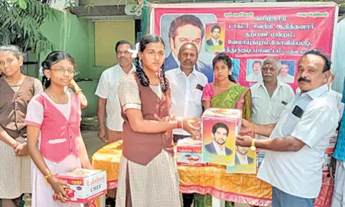 கோவில்பட்டியில் டாக்டர் சிவந்தி ஆதித்தனார் நற்பணி மன்றம் சார்பில் மாணவ- மாணவிகளுக்கு பரிசளிப்பு விழா