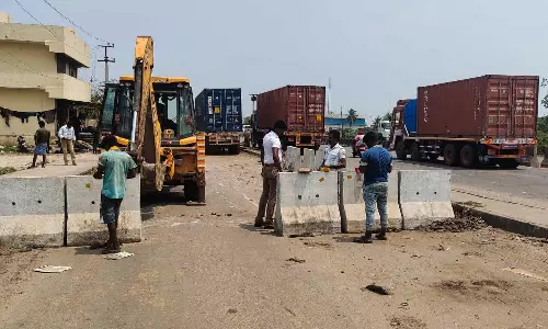 திருவொற்றியூர்-மீஞ்சூர் இடையே சர்வீஸ் சாலையில் தடுப்பு கற்களை அகற்றினால் நடவடிக்கை: போலீசார் எச்சரிக்கை