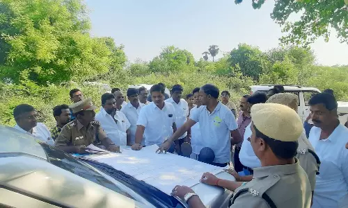 மலை கிராமங்களில் சாலை அமைப்பது குறித்து கலெக்டர் நேரில் ஆய்வு