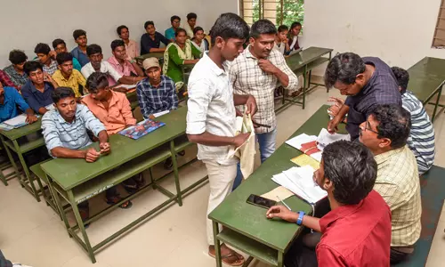 சேலம் மாவட்டத்தில் உள்ள  அரசு கலை கல்லூரிகளில் இன்று சிறப்பு கலந்தாய்வு தொடங்கியது