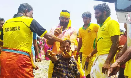 தலையில் தேங்காய் உடைத்து வினோத வழிபாடு