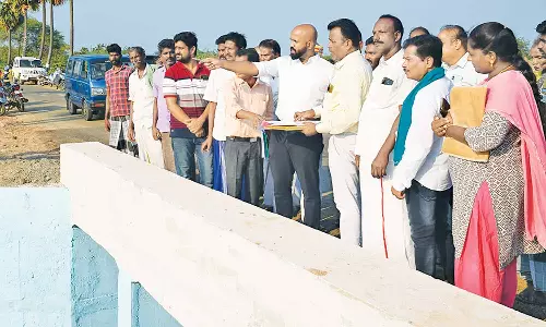 வாய்க்காலில் நடைபெற்று வரும் தூர்வாரும் பணிகளை கலெக்டர் ஆய்வு