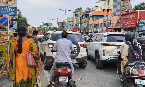 கோவை உப்பிலிபாளையத்தில் அதிகரித்த போக்குவரத்து நெரிசல்