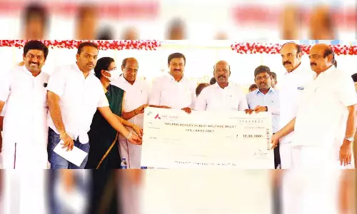 திருப்பூரில் புற்றுநோய் சிகிச்சை மையம் அமைக்க ரூ.10 லட்சம் நிதி உதவி -அமைச்சர்களிடம் க.செல்வராஜ் எம்.எல்.ஏ. வழங்கினார்