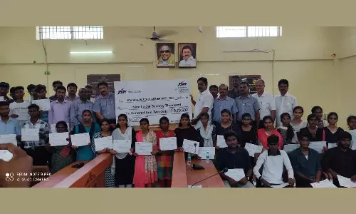 மீஞ்சூர் ஒன்றியத்தில் கல்லூரி மாணவர்களுக்கு கல்வி ஊக்கத்தொகை