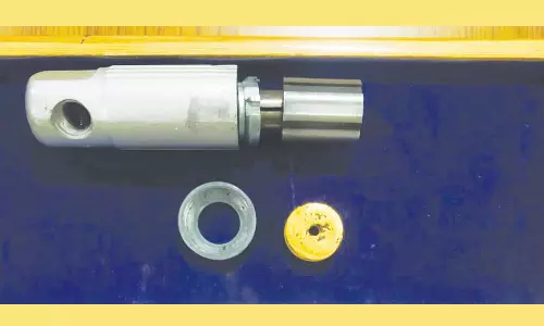 எந்திரத்தில் மறைத்து கடத்திய ரூ.9.64 லட்சம் தங்கம் பறிமுதல்- சுங்கத்துறை அதிகாரிகள் நடவடிக்கை