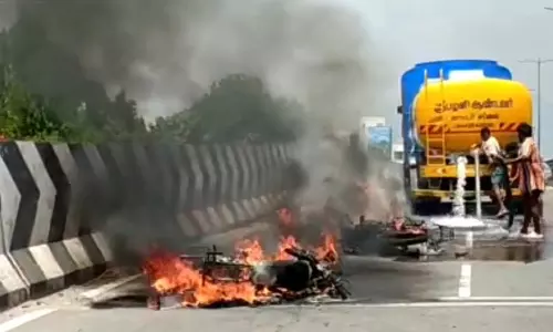 சேலம் மேம்பாலத்தில் தீப்பிடித்து எரிந்த இருசக்கர வாகனங்கள்.. குடிநீர் லாரி மூலம் தீயணைப்பு