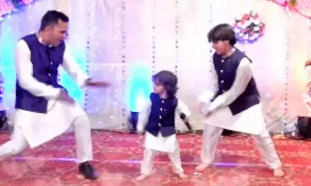 குடும்ப விழாவில் மகன்களுடன் சேர்ந்து நடனமாடிய தந்தை குடும்ப விழாவில் மகன்களுடன் சேர்ந்து நடனமாடிய தந்தை