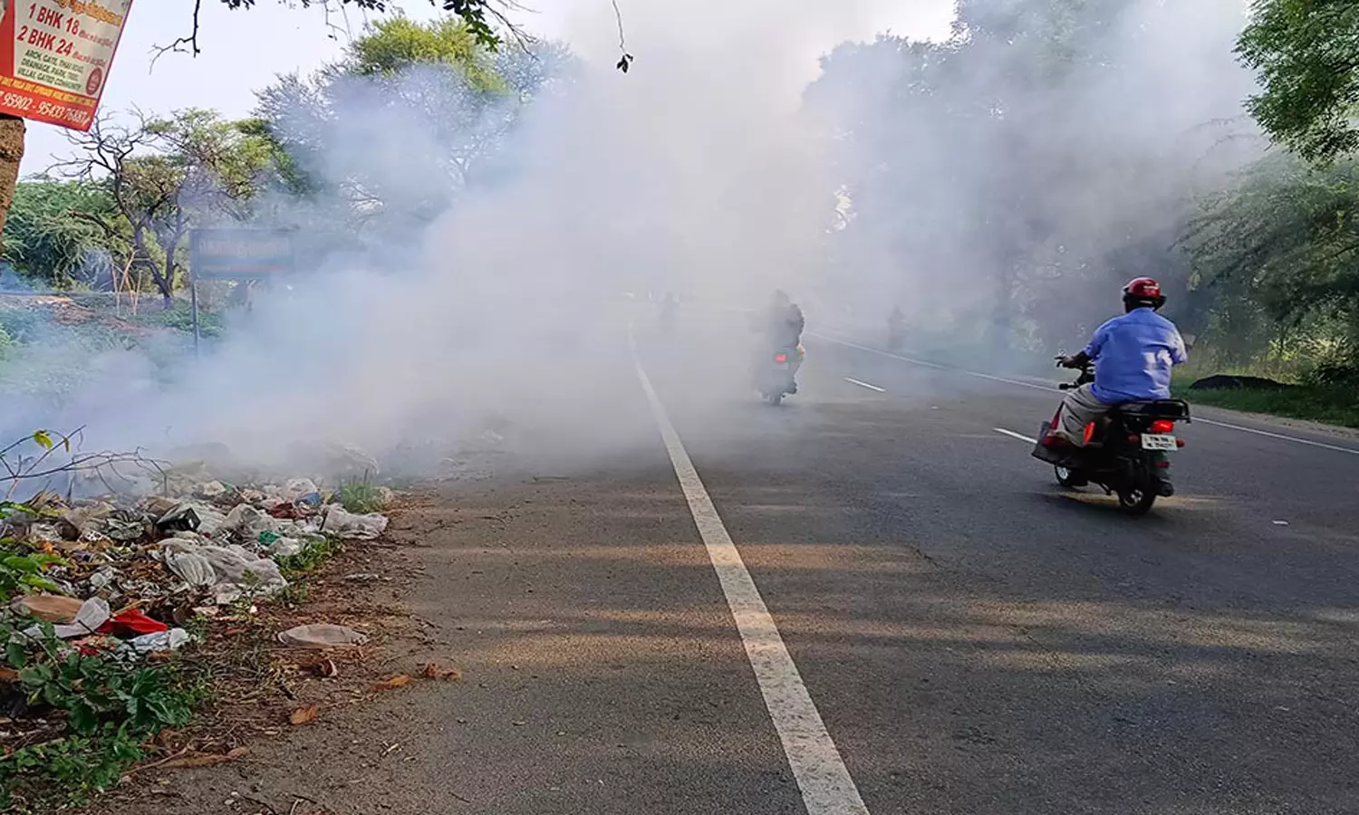 ரோட்டோர குப்பையில் தீ ரோட்டோர குப்பையில் தீ