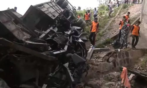 வைஷ்ணவ தேவி கோவிலுக்கு புறப்பட்ட பேருந்து பள்ளத்தாக்கில் கவிழ்ந்து விபத்து - 10 பேர் பலி!