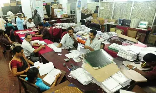 கேரளாவில் நாளை அரசு ஊழியர்கள் 10 ஆயிரம் பேர் ஓய்வு பெறுவதால் கடும் நிதி நெருக்கடி