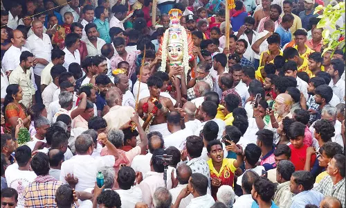 தட்டப்பாறை கிராமத்தில் கெங்கையம்மன் சிரசு திருவிழா