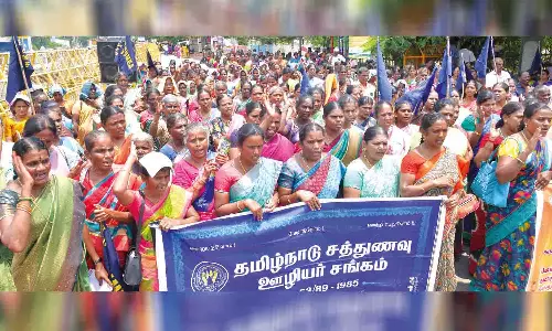 கோரிக்கைகளை வலியுறுத்தி சத்துணவு ஊழியா்கள் ஆர்ப்பாட்டம்