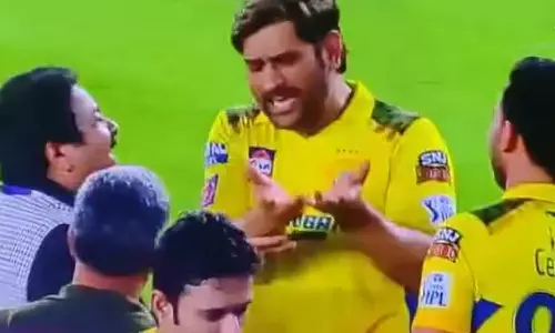 கேட்ச் புடிக்க தெரியாத உனக்கு ஆட்டோகிராப் போடமுடியாது: தீபக் சாஹரிடம் Fun பண்ணிய டோனி- வீடியோ