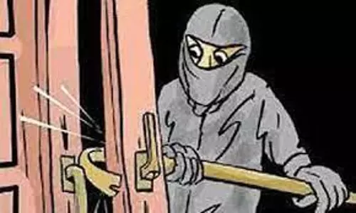 விவசாயி வீட்டில் 7 பவுன், ரூ.12 லட்சம் கொள்ளை