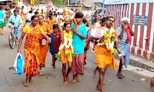 பக்தர்கள் பால்குடம், தீச்சட்டி எடுத்து ஊர்வலம்