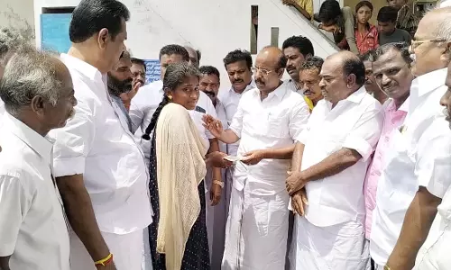 மின்சாரம் தாக்கி இறந்த மாணவர்கள் குடும்பத்துக்கு நிதியுதவி