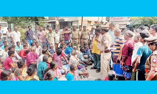 அடிப்படை வசதி கேட்டு பொதுமக்கள் மறியல்