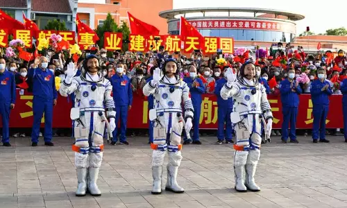 சொந்த விண்வெளி நிலையத்துக்கு 3 வீரர்களை அனுப்பியது சீனா