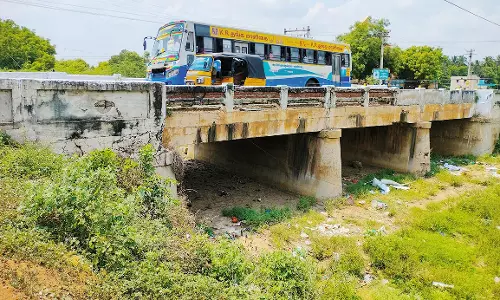 மனித உயிரை காவு வாங்க காத்திருக்கும் தெளிச்சாத்தநல்லூர் பாலம்