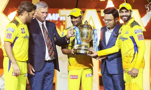 அந்த மனசுதான் சார் கடவுள்.. கோப்பையை ஜடேஜா- ராயுடுவை வாங்க வைத்த டோனி: வீடியோ