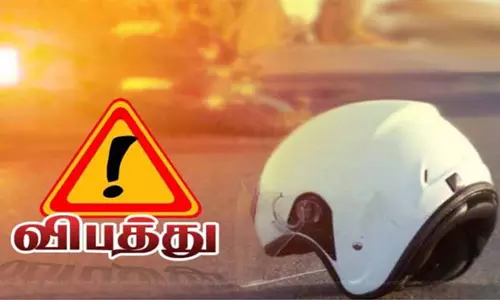 சாலையோரம் நின்றிருந்த மோட்டார் சைக்கிள் மீது சரக்கு ஆட்டோ மோதி தொழிலாளி பலி
