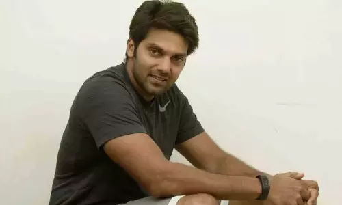 ஆர்யாவுடன் செல்ஃபி எடுக்க முண்டியடித்த ரசிகர்கள்