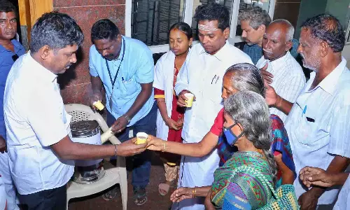 பொதுமக்களுக்கு கபசுர குடிநீர் வழங்கிய கலெக்டர்