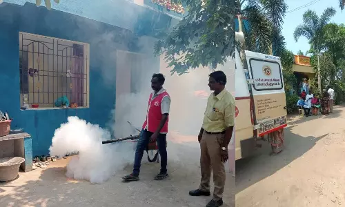 பொன்னேரி அருகே மருத்துவ முகாம் அமைத்து சிகிச்சை- மர்ம காய்ச்சலால் 100 பேர் பாதிப்பு