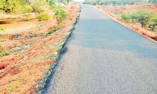 சாத்தான்குளம் அருகே சாலையோரம் அபாய மணல் குவியல், பள்ளங்கள்