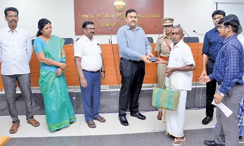 தென்காசியில் மக்கள் குறை தீர்க்கும் நாள் கூட்டத்தில் நலத்திட்ட உதவிகள்