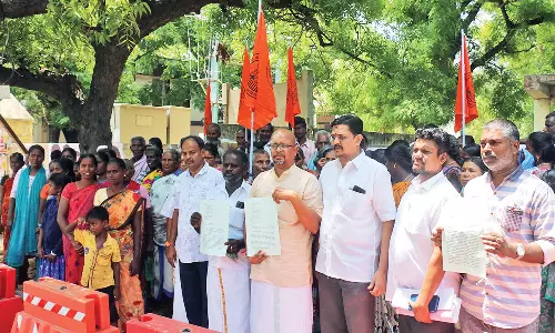 பாளை கிருஷ்ணாபுரத்தில் ஆக்கிரமிக்கப்பட்ட கல் மண்டபத்தை மீட்க வேண்டும்-இந்து முன்னணியினர் கலெக்டரிடம் மனு