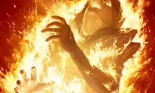 உடலில் மண்ணெண்ணெய் ஊற்றி கலெக்டர் முன் தற்கொலை முயற்சி