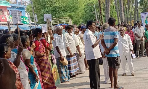 தார் தொழிற்சாலை அமைக்க எதிர்ப்பு தெரிவித்து சாலை மறியல்