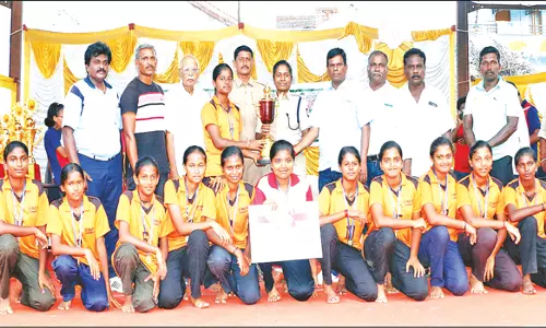 சேலத்தில் மாநில கைப்பந்து போட்டியில் வெற்றி பெற்றவர்களுக்கு பரிசு